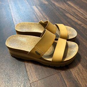 Reef Cushion Vista Higher Brown Platform Sandals size 10 Guc